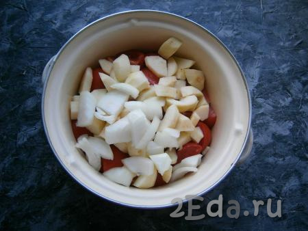 Яблоки очистить от кожицы и семян, лук тоже нужно очистить. Нарезать произвольно яблоки с луком и выложить к помидорам.