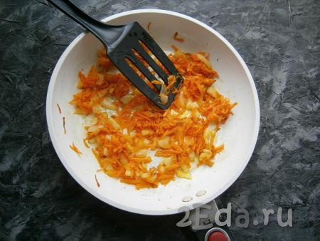 Лук мелко нарезать, морковь натереть на крупной тёрке, затем их обжарить на среднем огне на растительном масле до мягкости (в течение 2-3 минут), помешивая.