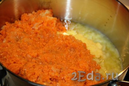 Овощи (морковь, кабачки и лук), пропущенные через мясорубку, выложить в большую кастрюлю.