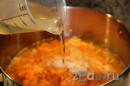 Соединить прокрученные через мясорубку лук, кабачки и морковь в большой кастрюле. Влить растительное масло.