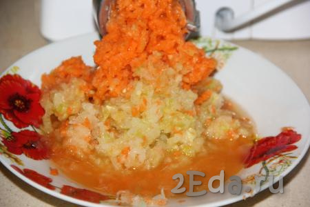 Морковь помыть, очистить и пропустить через мясорубку следом за кабачком.