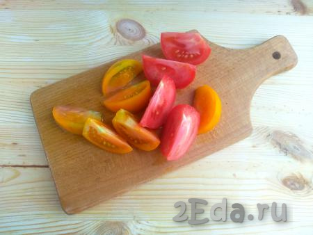 У помидоров удалить чашелистики и разрезать каждый овощ на четыре части.