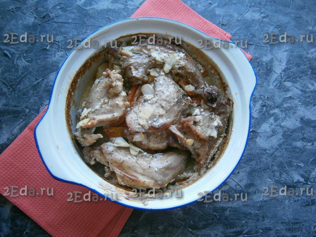 Рецепт: Кролик в сметане - с картошкой и грибами, в духовке