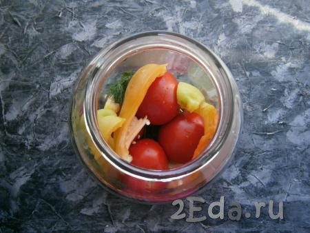Хорошо вымытые помидоры выкладывать в банку вместе с очищенным от семян и нарезанным на 4 части сладким перцем.