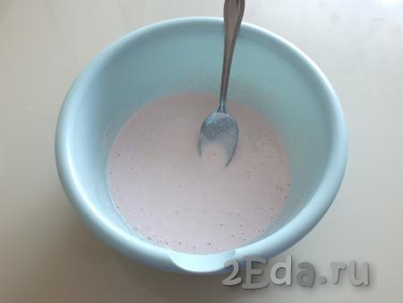 Перемешайте манку с йогуртом столовой ложкой и оставьте при комнатной температуре на 1 час для набухания манки.