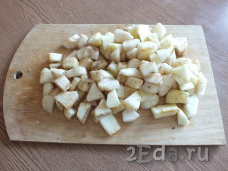 Очищенные дольки яблок и груш нарежьте на кубики размером 2 см на 2 см (сильно не мельчите, иначе фрукты "растают" в тесте), присыпьте, по желанию, корицей и перемешайте.