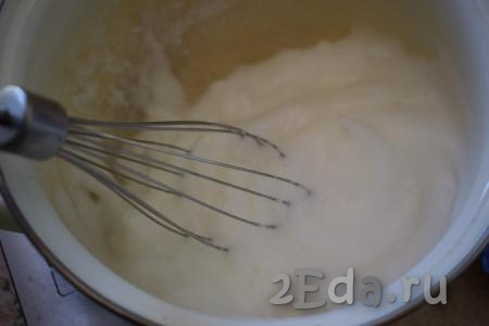 В отдельной сухой посуде взбиваем белки миксером до получения воздушной, белой пены (взбиваем, примерно, 2 минуты).