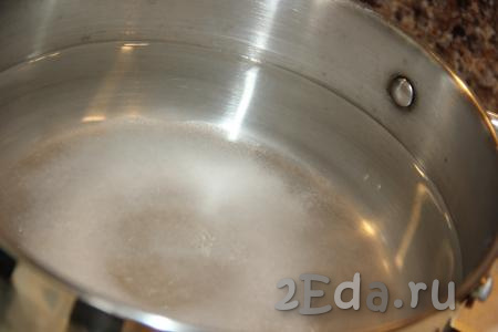 В кастрюлю влить воду и добавить соль.