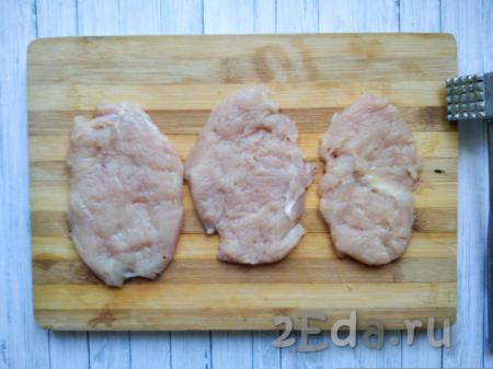 Куриное филе вымыть. Филе разрезать вдоль, в результате получатся ломти мяса (у меня получилось 4 штуки). Каждый ломтик мяса слегка отбить кухонным молотком.