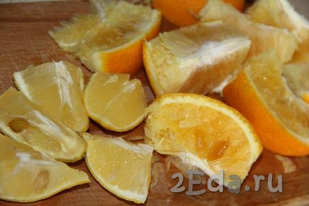 Апельсин и лимон хорошо вымыть. Разрезать цитрусовые на кусочки вместе с кожурой.