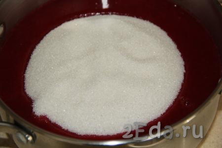 Взвесить ягодное пюре, добавить сахар (количество сахара должно быть равно массе взвешенного пюре из ягод) и перемешать.