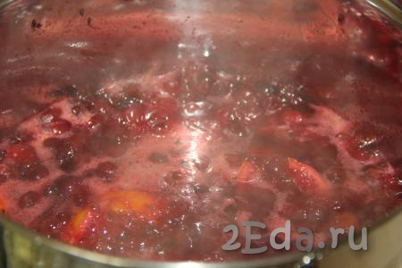 Поместить ягоды крыжовника, лимон и апельсин в кастрюлю с толстым дном, поставить на небольшой огонь. Перемешивая, довести до кипения, ягоды дадут сок. Проварить в течение 15 минут на среднем огне, периодически помешивая.