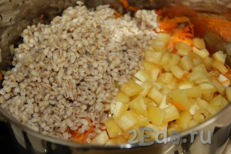 Затем всыпать перловку и добавить болгарский перец, предварительно очищенный от семян с плодоножками и нарезанный на кубики. 