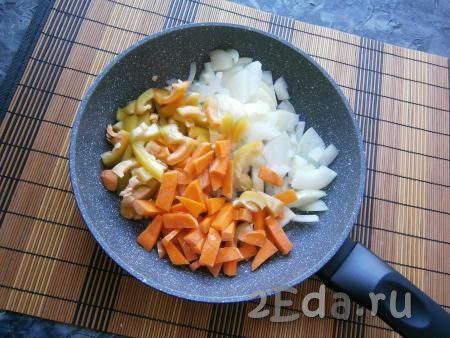 Лук и морковь очистить, нарезать средними кусочками, сладкий перец очистить от семян и нарезать соломкой. Выложить лук, перец и морковь в сковороде, влить растительное масло.