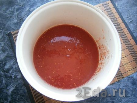 Морковь и лук очистить, удалить семена и плодоножки из болгарского перца. Помидоры перекрутить на мясорубке (или в чаше блендера), томат вылить в кастрюлю (или в чашу мультиварки).