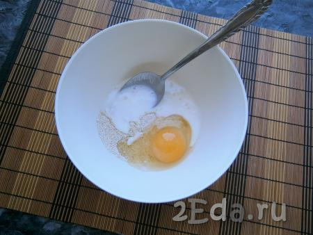 Пересыпать получившуюся овсяную муку в миску, добавить кефир, соль, одно небольшое сырое яйцо.