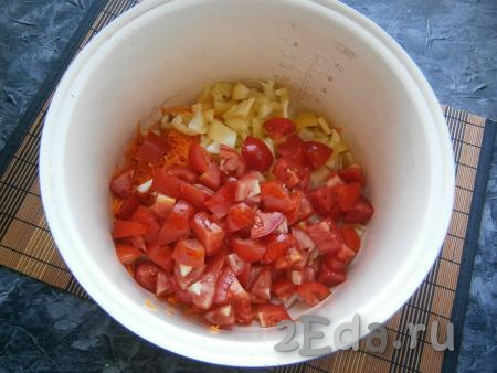 Свежие помидоры и сладкий болгарский перец, нарезанные кубиками, тоже выложить в кастрюлю (или чашу мультиварки).