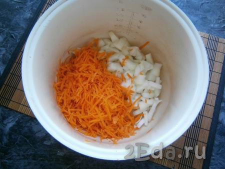 Почистить морковь и лук. В кастрюлю или в чашу мультиварки (я всегда такие салаты готовлю в мультиварке - очень удобно) выложить натёртую на крупной тёрке морковку и нарезанный небольшими кусочками лук. 