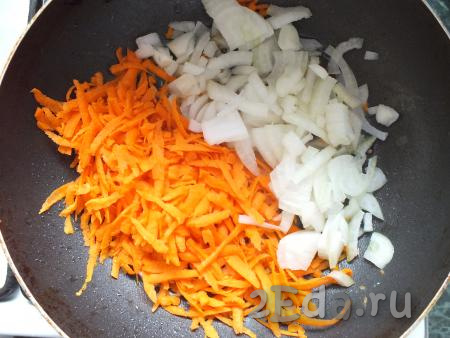 Морковь натрите на крупной тёрке, лук нарежьте на средние кубики, выложите на сковороду, разогретую с 4 столовыми ложками растительного масла, и обжарьте, помешивая, до мягкости на среднем огне (на это потребуется около 7-10 минут).