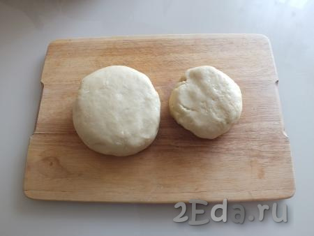 Тесто разделите на две неравные части (примерно, как на фото). Меньшую часть теста заверните в плёнку и уберите в морозилку на 15 минут.