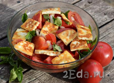 Салат с помидорами и жареным адыгейским сыром