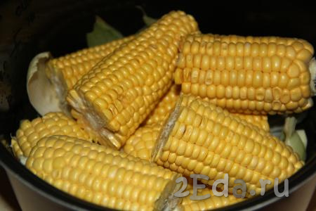 Выложить кусочки початков кукурузы в чашу мультиварки.