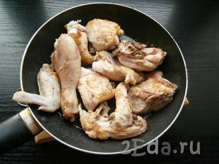 Влить в сковороду 2 столовые ложки растительного масла и обжарить курицу на среднем огне до румяности со всех сторон.