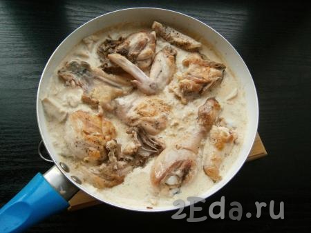 В  сливочно-сырный соус с грибами выложить обжаренные кусочки курицы, прикрыть крышкой и тушить на медленном огне, периодически переворачивая курицу, минут 15.