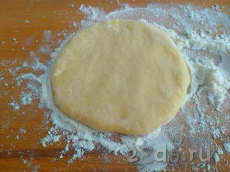 Расплющить тесто в лепёшку диаметром около 8 см, толщиной 0,8 см.