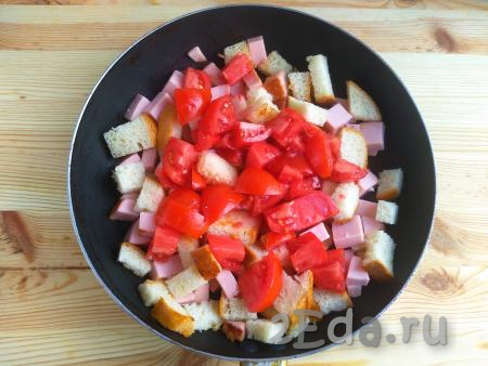 Добавить помидоры, продолжать обжаривать, помешивая, 1-2 минуты.