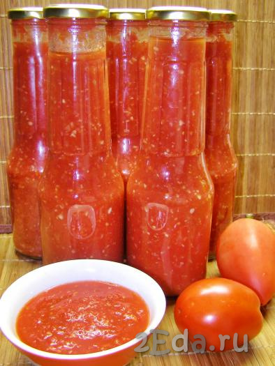 Из указанного количества продуктов получается, в среднем, 5 литров готовой аджики из помидоров с болгарским перцем и чесноком на зиму. Её можно хранить в течение года при комнатной температуре, но, как правило, съедается она намного быстрее.