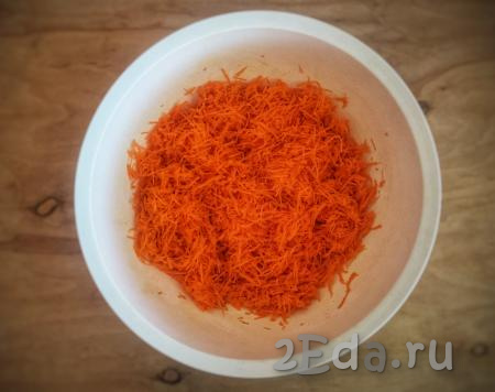 Натираем очищенную морковь на мелкой тёрке (нам понадобится 400 грамм натёртой морковки) и отжимаем лишний сок. Для приготовления манника потребуется только отжатая морковная масса. Можно также использовать выжимку моркови после приготовления морковного сока в соковыжималке.