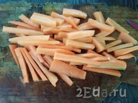 Затем очищаем от кожуры морковку и нарезаем крупной соломкой. Мелко резать не стоит, так как при тушении она разварится. Морковь, нарезанная, как на фото, после тушения остаётся плотненькой, но не твёрдой.
