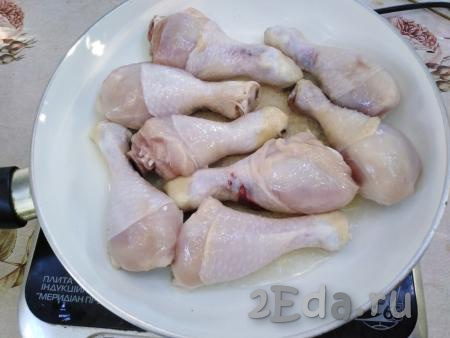 Я для этого блюда взяла куриные ножки, но можно приготовить жаркое из любых частей курицы. Ножки сначала промываем под струёй холодной воды, после просушиваем от влаги, добавляем 1 чайную ложку соли. Втираем соль в кусочки курицы. Выкладываем ножки (или другие части курочки) на сковороду, разогретую с растительным маслом и обжариваем на среднем огне с одной стороны в течение 4 минут (до лёгкой румяности), затем переворачиваем кусочки курицы и жарим с другой стороны минут 5. Также можно пожарить всё и в мультиварке на функции "Жарка".