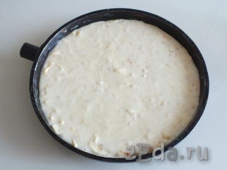 На слой яблочных долек распределите оставшееся тесто. Это удобно делать с помощью ложки. Поставьте яблочный пирог минут на 25-30 в духовку, заранее разогретую до 180 градусов.