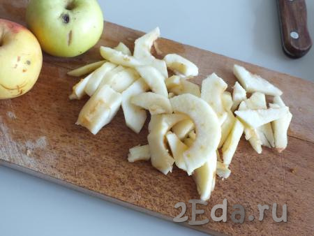 Оставшиеся три яблока очистите от кожуры, семенной коробочки и нарежьте тонкими дольками (толщиной, примерно, 0,5 см).
