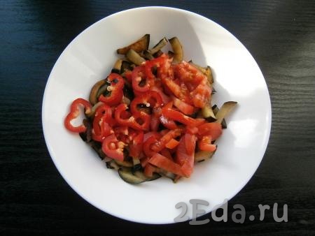 Дать баклажанам остыть, выложить их в миску, добавить нарезанный ломтиками свежий помидор и нарезанный соломкой болгарский перец.