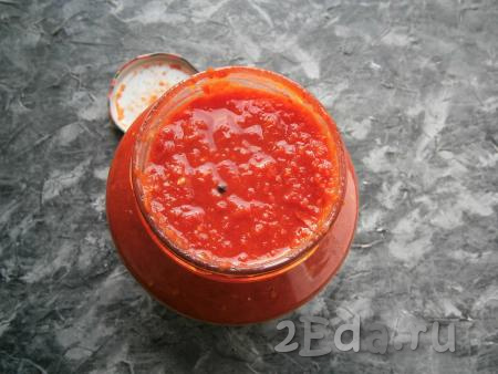 Простерилизовать в кипящей воде крышку (кипятим 2-3 минуты). Из банки с помидорами слить в раковину воду и снова залить помидорчики в банке кипятком. Оставить на 10 минут, прикрыв крышкой. Затем и эту воду слить, а помидоры сразу же залить кипящим томатным соусом. Соус достаточно густой, так что следите за тем, чтобы все помидоры были покрыты соусом и не было пустот в банке.