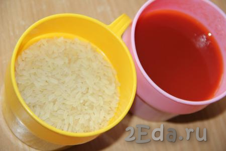 Подготовить рис (я использовала пропаренный рис) и томатный сок. Если нет томатного сока, можно в 170 мл воды развести 30 грамм томатной пасты.