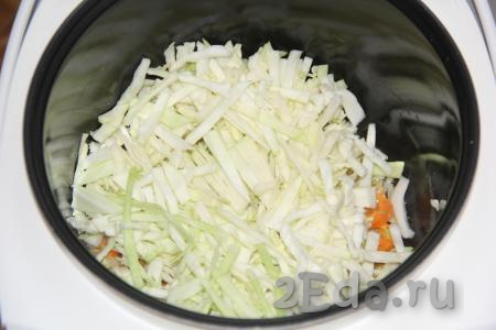 Далее добавить нашинкованную капусту, перемешать овощи и продолжить обжаривать в течение 5 минут, иногда помешивая.