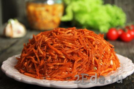 Салат, приготовленный с курицей, маринованными грибами и корейской морковью, получается ярким и очень вкусным, попробуйте обязательно!