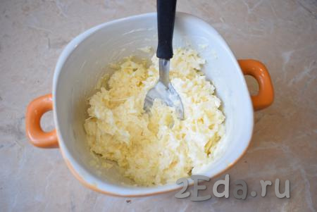 Для приготовления начинки натрите сыр на средней тёрке и смешайте его с майонезом, для аромата добавьте 2 измельчённых зубчика чеснока, тщательно перемешайте сырную начинку.