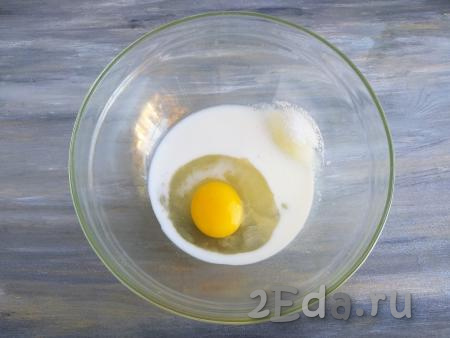 60 мл молока комнатной температуры вылить в миску, добавить яйцо, соль, сахар и ванильный экстракт (добавлять по желанию), взбить массу венчиком.