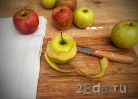 Выбирая яблоки для мармелада, предпочтение лучше отдавать кислым сортам, так как в них содержится больше пектина, а это значит, что мармелад быстрее загустеет и будет плотным и упругим по текстуре.