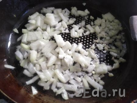 На сковороду, разогретую с растительным маслом, выкладываем лук с чесноком. 