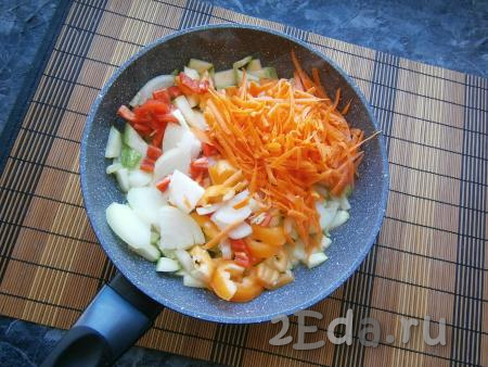Обжарить кабачок на среднем огне, помешивая, 3-4 минуты. Почистить лук, морковь и отваренную (или запечённую) свеклу, из болгарского перца удалить семенную коробку и плодоножку. К обжаренному кабачку добавить натёртую морковь, нарезанные кусочками репчатый лук и сладкий болгарский перец.