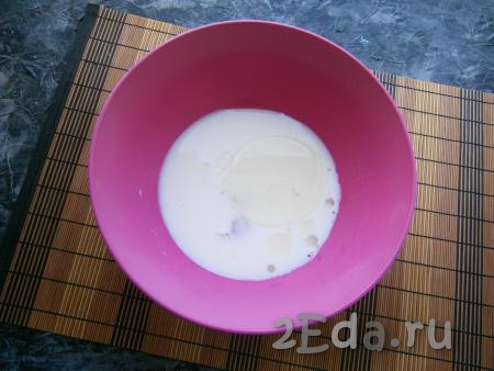 В тёплое молоко добавить яичный белок, сахар и растительное масло.