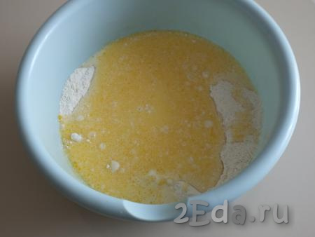 Яично-молочную массу перелейте в миску к сыпучим ингредиентам.