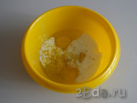 В отдельной миске смешайте молоко, растопленное остывшее масло, яйца и цедру, снятую с половинки лимона.