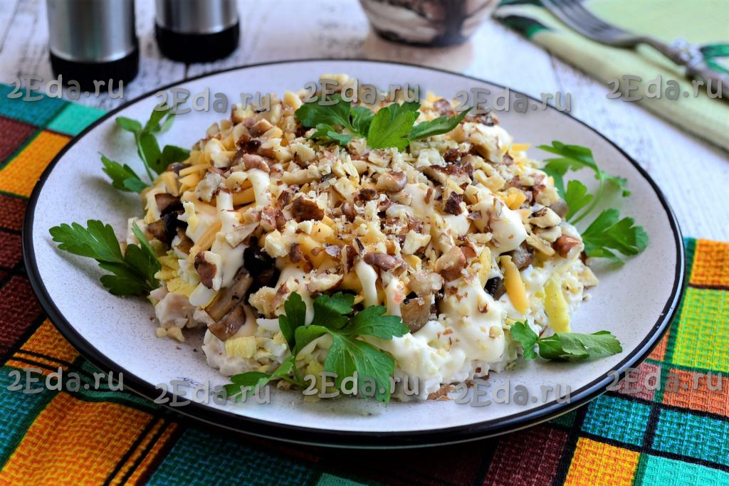 Слоеный салат с курицей, грибами и грецкими орехами - пошаговый рецепт с фото на натяжныепотолкибрянск.рф
